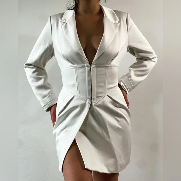 Beautiful white dress - Picture 2 of 3